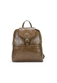 Mochila de cuero marrón con una forma estructurada, bolsillo frontal plano, tapa superior y detalle de hebilla metálica. Textura suave con un ligero brillo.