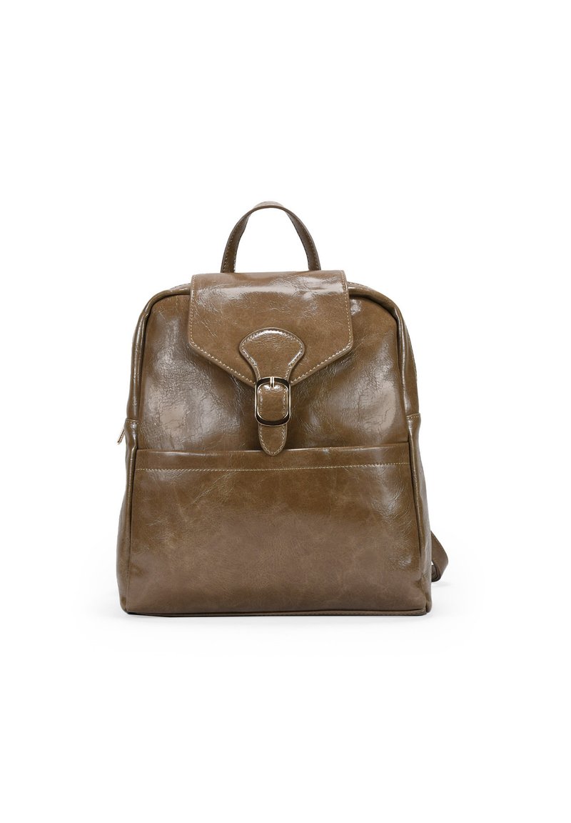 Mochila de cuero marrón con una forma estructurada, bolsillo frontal plano, tapa superior y detalle de hebilla metálica. Textura suave con un ligero brillo.