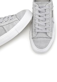 Graue Leinensneaker verfügen über eine strukturierte Oberfläche, weiße Gummisohlen und ein klassisches Schnürdesign mit silbernen Ösen. Keine auffälligen Muster oder Akzente.