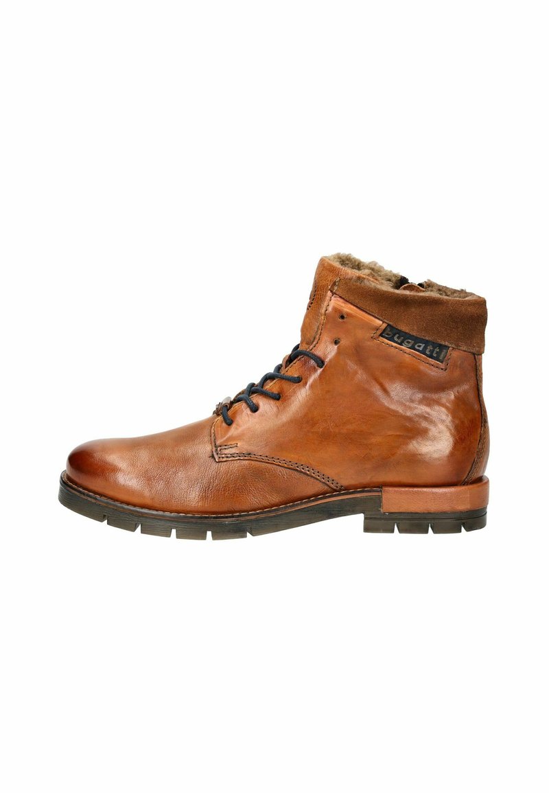 Braune Leder-Stiefelette mit einem mit Fell gefütterten Kragen, schwarzen Schnürsenkeln und einer strukturierten Oberfläche. Flache Gummisohle mit einem kontrastierenden braunen Absatz.