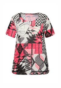 Camiseta de manga corta con patrones geométricos abstractos en negro, rosa y blanco, y una ilustración central de una cara. Tejido suave y ligero.
