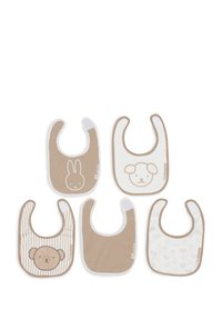 Set van vijf baby slabbetjes in beige en wit. Kenmerkt dierenontwerpen: konijn, hond en beer. Eén heeft horizontale strepen; de anderen zijn effen of gemusterd.