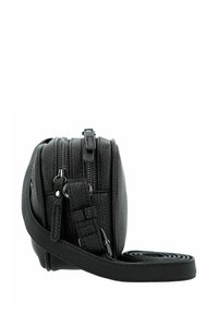 Borsa a tracolla in pelle nera texturizzata con doppie cerniere, tracolla regolabile e forma rotonda. Design semplice senza ulteriori decorazioni.