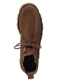 Hnědá suknová kotníková bota se zaoblenou špičkou, šněrováním vpředu a texturovaným vnitřkem. Má tlustou gumovou podrážku a poutko na patě.