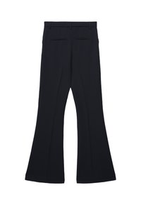 Pantalon noir évasé en tissu lisse avec une coupe ajustée, comprenant deux poches arrière et une ceinture plate.