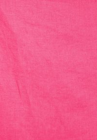 Tissu en lin rose présentant une surface texturée avec une apparence lisse et légèrement froissée, ainsi qu'une couleur uniforme.
