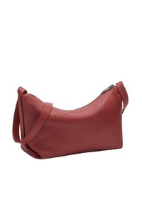 Borsa a spalla in pelle rossa con forma curva, chiusura con zip e una sola tracolla regolabile. Texture liscia con design minimalista.