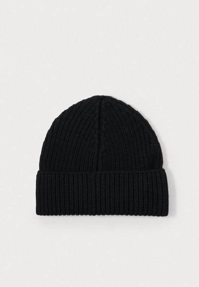 Gorro de punto negro con textura acanalada, parte superior cónica y dobladillo para un ajuste ceñido. Hecho de una tela suave y elástica.