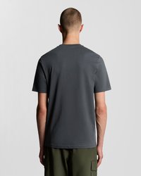 Tmavě šedé bavlněné tričko s krátkým rukávem, s klasickým kulatým výstřihem a hladkou texturou, pohled zezadu.