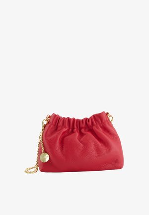 Rote Leder-Clutch mit gerafftem Oberteil, goldener Kettenhenkel und runder Logokennzeichnung. Die strukturierte Oberfläche verleiht dem Design Tiefe.