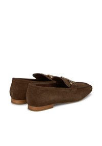 Mocassini in suede marrone caratterizzati da un design a basso profilo, slip-on e dettagli in metallo dorato sul davanti. Suola in gomma per una migliore aderenza.