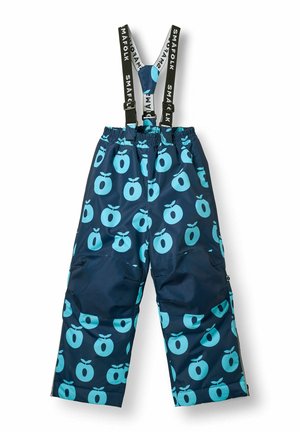 Pantalon de neige bleu pour enfants avec motifs de pommes bleu clair et bretelles noires réglables portant l'étiquette "SMAFÖLK".