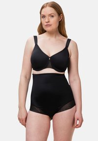 Soutien-gorge nero con spalline regolabili e una finitura liscia, abbinato a slip neri a vita alta con pannelli in rete trasparente ai lati.