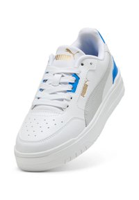 Weißer Sneaker mit blauen Akzenten, strukturiertem Leder und goldfarbenem Markenlogo. Verfügt über perforierte Details und einen gepolsterten Kragen für Komfort.