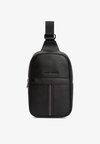 LOGO PEBBLE GRAIN SLING BAG - Τσάντα χιαστί - black