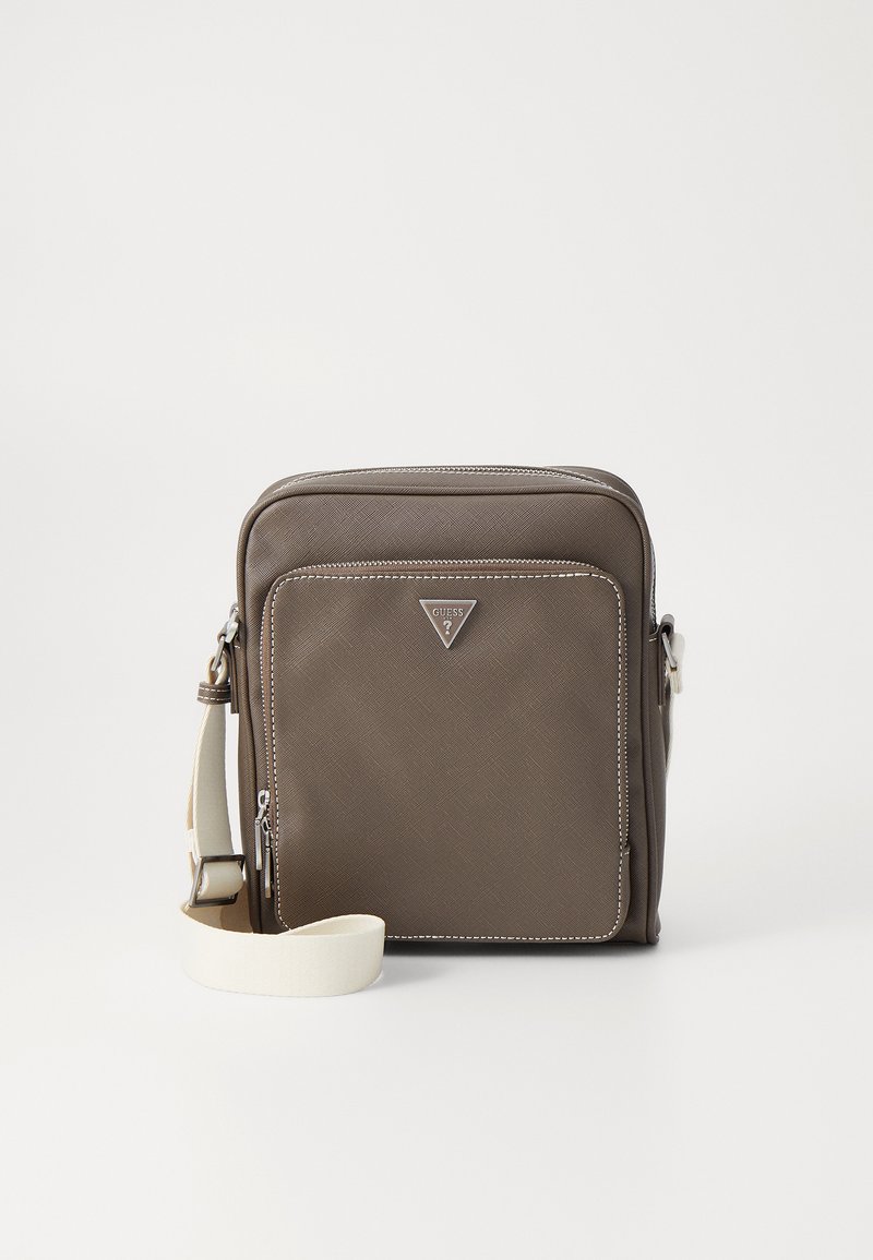 Brun syntetisk crossbody-väska med en strukturerad yta, som har ett huvudfack med dragkedja och en framficka, accentuerad med vit sömnad.