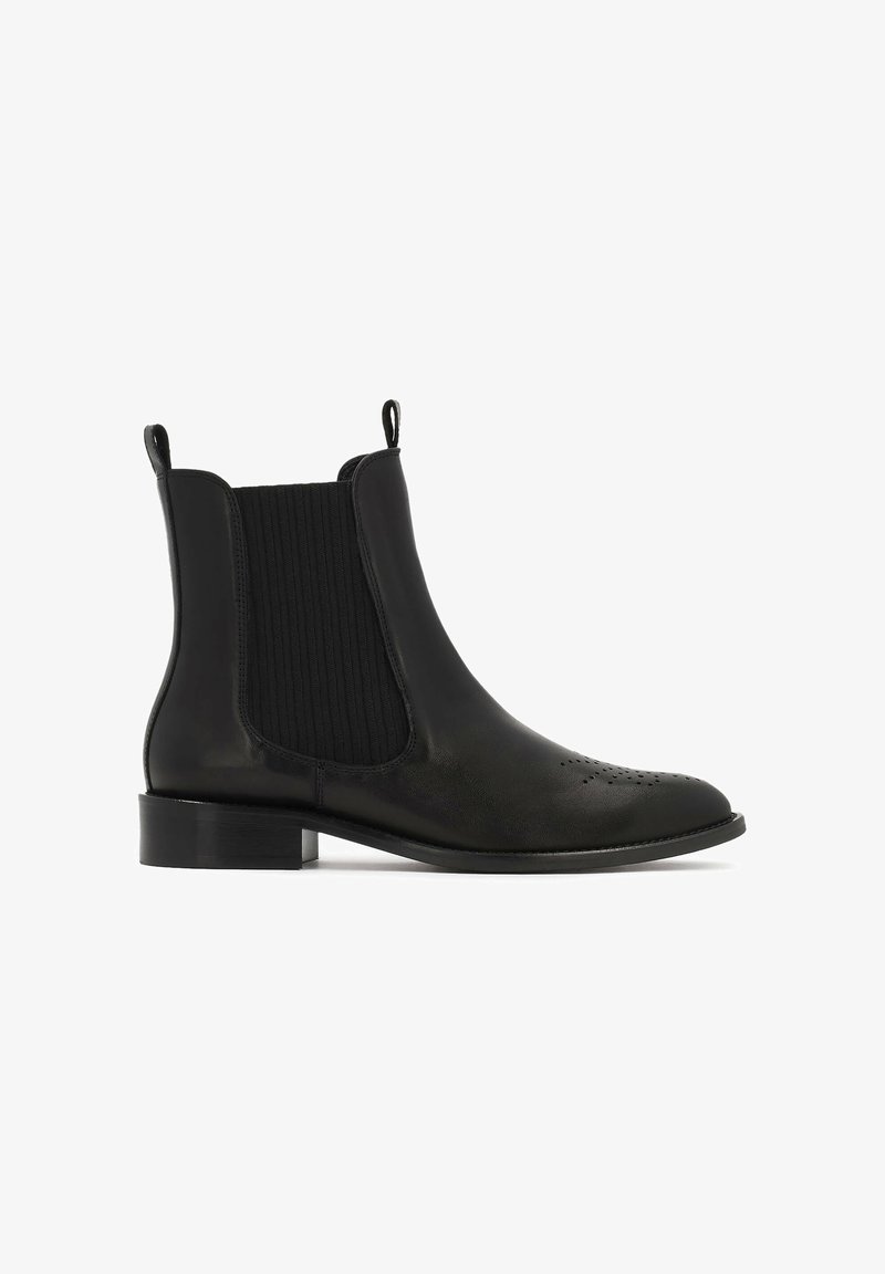 Botines Chelsea negros con paneles laterales elásticos, parte superior de cuero suave, puntera redondeada, perforaciones decorativas y un tacón bajo y cuadrado.