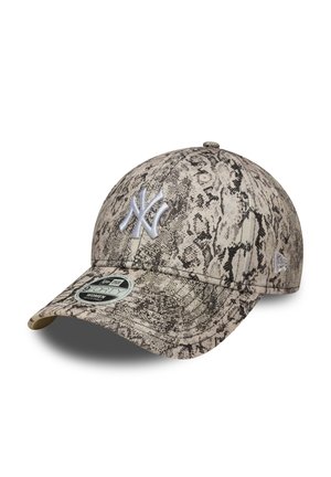 Baseballkasket med beige og sort slangeprint, hvid New York Yankees-logo og en buet skygge mærket til kvinder, vist på hvid baggrund.