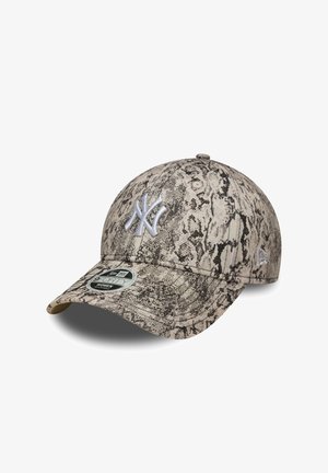 Baseballkasket med beige og sort slangeprint, hvid New York Yankees-logo og en buet skygge mærket til kvinder, vist på hvid baggrund.