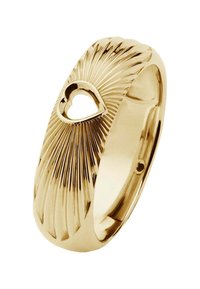 Anillo de oro con un diseño estriado y un pequeño corte en forma de corazón, acabado pulido y suave, banda redondeada, que realza la textura y la dimensión.