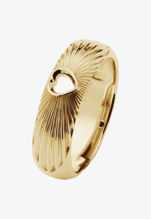Anillo de oro con un diseño estriado y un pequeño corte en forma de corazón, acabado pulido y suave, banda redondeada, que realza la textura y la dimensión.