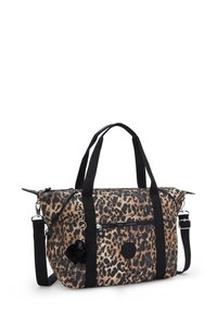 Leopardmønstret tote bag med sorte stropper, forreste lynlåslomme og en lille sort fluffy nøglering hæftet på en håndtag.