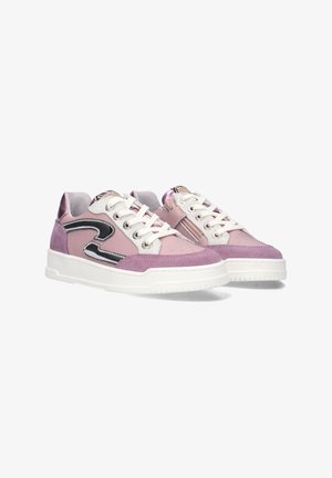 Roze en lavendel sneakers met suede, leren accenten, een witte rubberen zool, ronde neus en vetersluiting, voorzien van een decoratieve zwarte lijn.