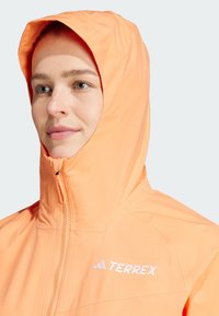 Adidas Terrex MULTI TWO-LAYER RAIN.RDY - Regenjacke / wasserabweisende Jacke - amber tint