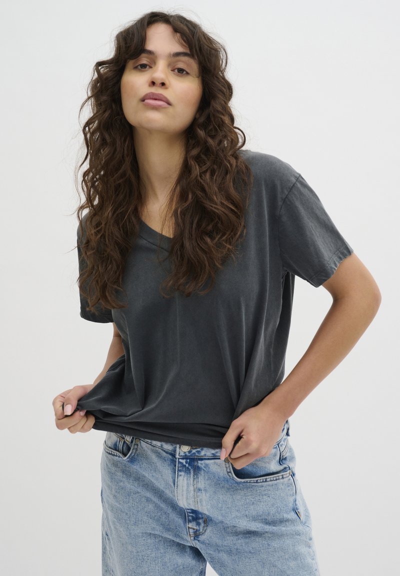 My Essential Wardrobe V-NECK TEE - Jednoduché tričko - black
