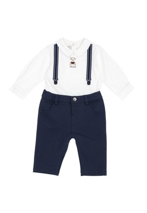 Weißer langärmeliger Baby-Strampler mit Kragen, besticktem Bären und dunkelblauen bedruckten Hosenträgern, kombiniert mit dunkelblauen Hosen mit Knopf und Taschen.