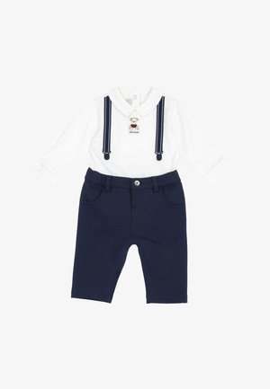 Weißer langärmeliger Baby-Strampler mit Kragen, besticktem Bären und dunkelblauen bedruckten Hosenträgern, kombiniert mit dunkelblauen Hosen mit Knopf und Taschen.