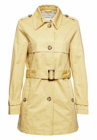 Manteau trench jaune en tissu lisse, avec un col structuré, une fermeture boutonnée sur le devant, une ceinture à la taille et deux poches avant avec détails à boutons.