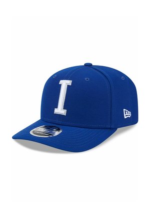 Blaues Baseballcap mit einem weißen Großbuchstaben "I" vorne und einem New Era-Logo an der Seite, auf weißem Hintergrund dargestellt.