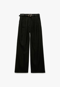 Zwarte broek met wijde pijpen, gemaakt van een soepele stof, met voorplooien en een zwarte riem met een gouden gesp.