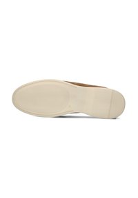 Braune Wildlederschuhe mit einer strukturierten Oberseite, weißer Gummisohle mit einem gemusterten Profil und minimalistischer Markenkennzeichnung an der Seite.