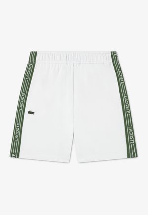Λευκά σορτς με πράσινες πλευρικές ρίγες και το κείμενο "LACOSTE", ελαστική μέση και μικρό κεντημένο λογότυπο κροκοδείλου στο εμπρόσθιο μέρος.