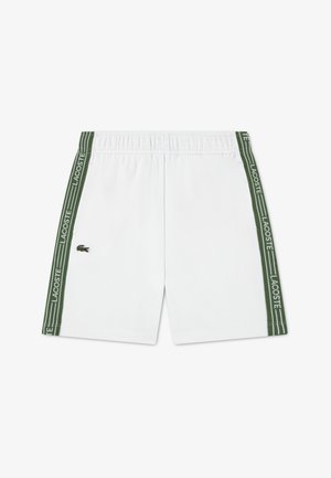 Hvide shorts med grønne striber i siden med teksten "LACOSTE", elastisk taljebånd og lille broderet krokodillelogo foran.