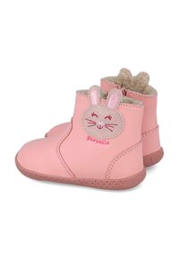 Botas de tobillo de cuero rosa con un interior suave, que presentan un diseño de cara de conejo con orejas, y suelas de goma texturizadas para mayor agarre.