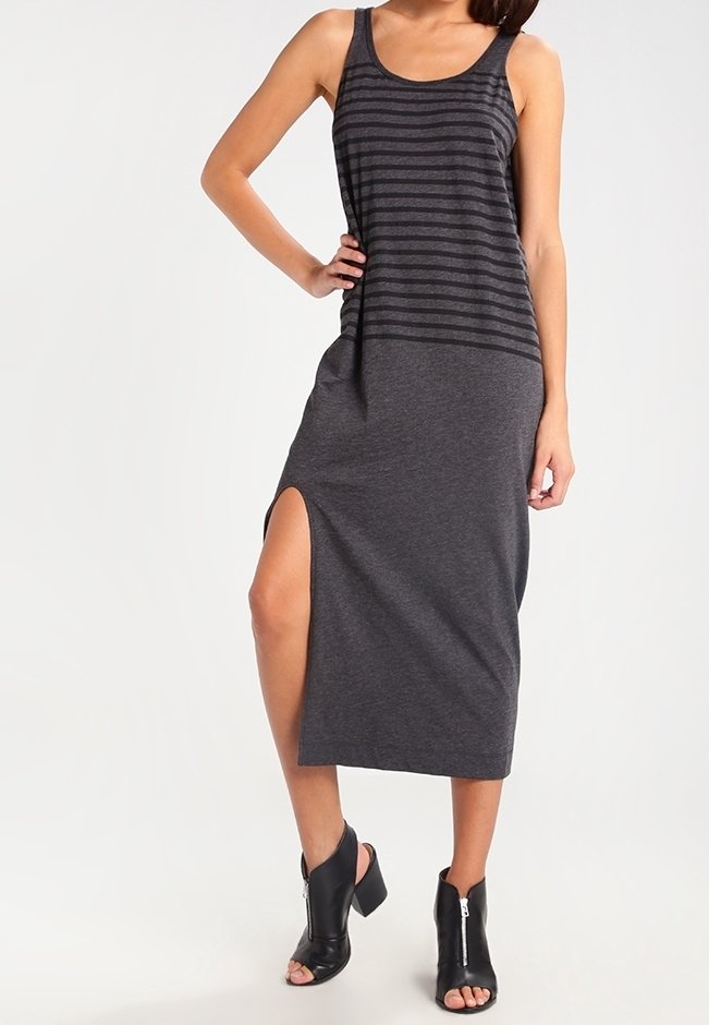 Robe débardeur grise avec rayures horizontales en haut, fente latérale jusqu'au genou, en tissu doux. Associée à des bottines à talons ouvertes noir.