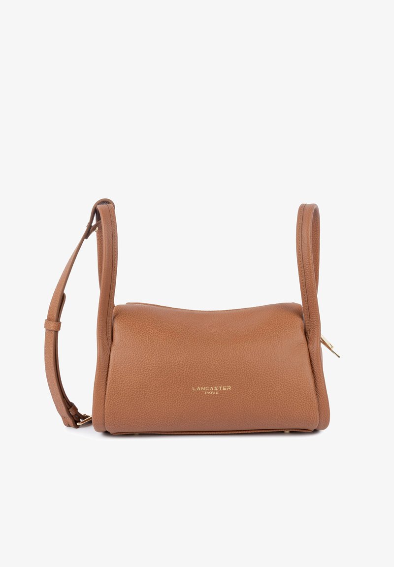 Sac d'épaule Lancaster Paris en cuir texturé marron avec bandoulière ajustable et détail de fermeture éclair dorée.