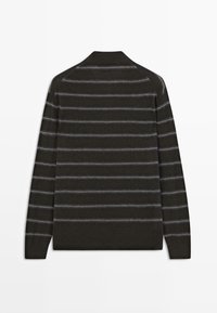 Maglione a righe verdi scure con diverse righe grigie. Presenta un collo rotondo e maniche lunghe, realizzato in un morbido tessuto testurizzato.