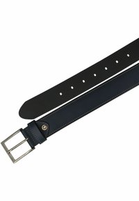 Leren riem met een slank ontwerp, voorzien van een marineblauwe afwerking, zilverkleurige gesp en meerdere gaten voor aanpassing. De randen zijn gestikt.
