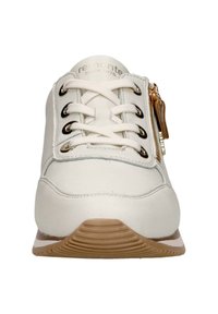 Basket en cuir blanc avec un laçage, détail de fermeture éclair en or sur le côté, et une semelle en caoutchouc texturé pour une meilleure adhérence.