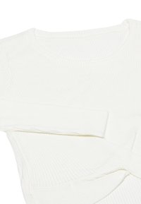 Maglione bianco a costine con scollo rotondo e maniche lunghe, caratterizzato da un dettaglio frontale attorcigliato per un'ulteriore texture.