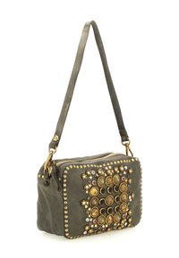 Borsa a spalla in pelle verde oliva con borchie circolari dorate, nere, rosse e turchesi disposte in un motivo decorativo sulla parte frontale.