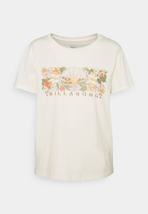 T-shirt en coton crème clair avec des motifs floraux roses et verts autour d'un design circulaire de coucher de soleil, avec le texte "BILLA BONG" en bas.