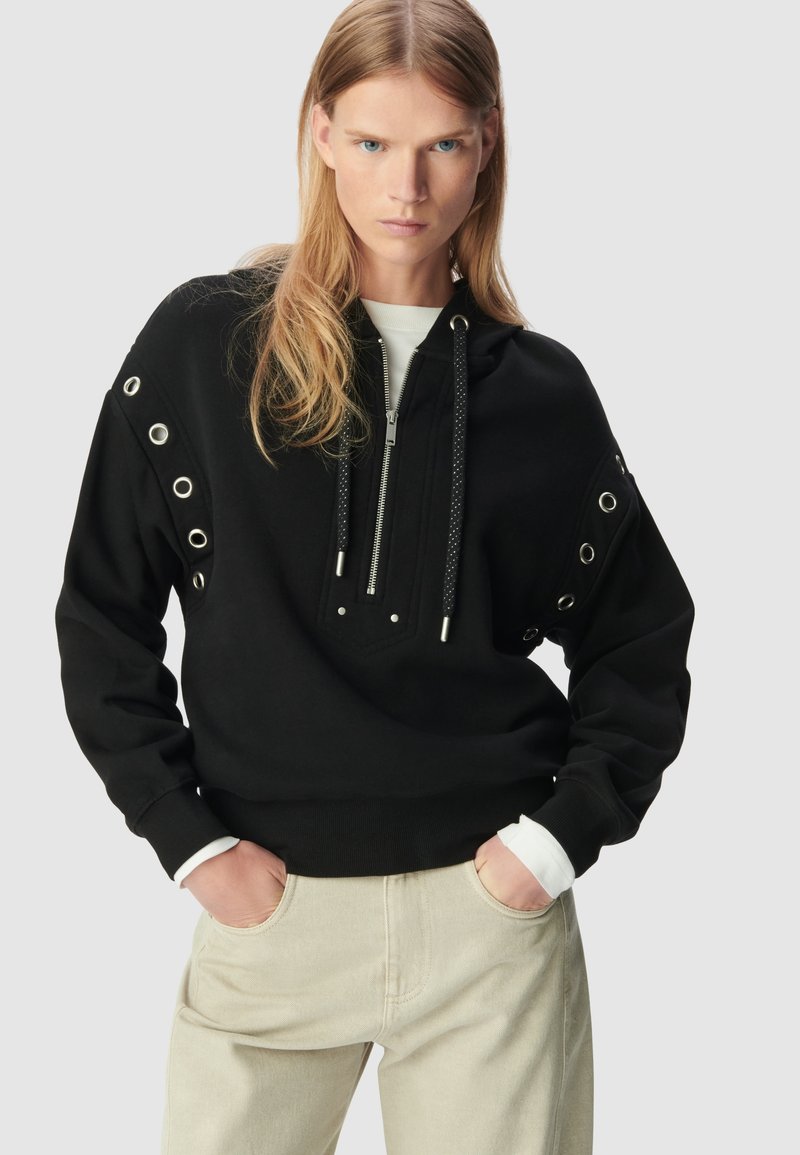 Felpa nera con design a mezzo zip, con occhielli argentati sulle maniche, cordini testurizzati e una vestibilità rilassata.