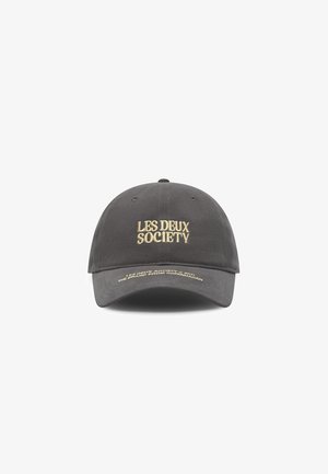 Boné de algodão cinza com aba curva, apresentando "LES DEUX SOCIETY" bordado em dourado na frente e com marcação adicional na viseira.