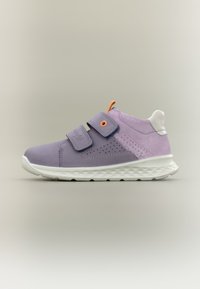 Παιδικό αθλητικό παπούτσι σε μοβ και λεβάντα με λευκή σόλα, δύο ιμάντες Velcro, πορτοκαλί ταινία έλξης και λευκή σόλα στη φτέρνα, πλευρική όψη σε ουδέτερο φόντο.