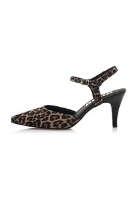 Scarpa slingback a punta con stampa leopardata, tacco nero e cinturino alla caviglia regolabile. Tessuto morbido, silhouette snella e accenti di colore a contrasto.
